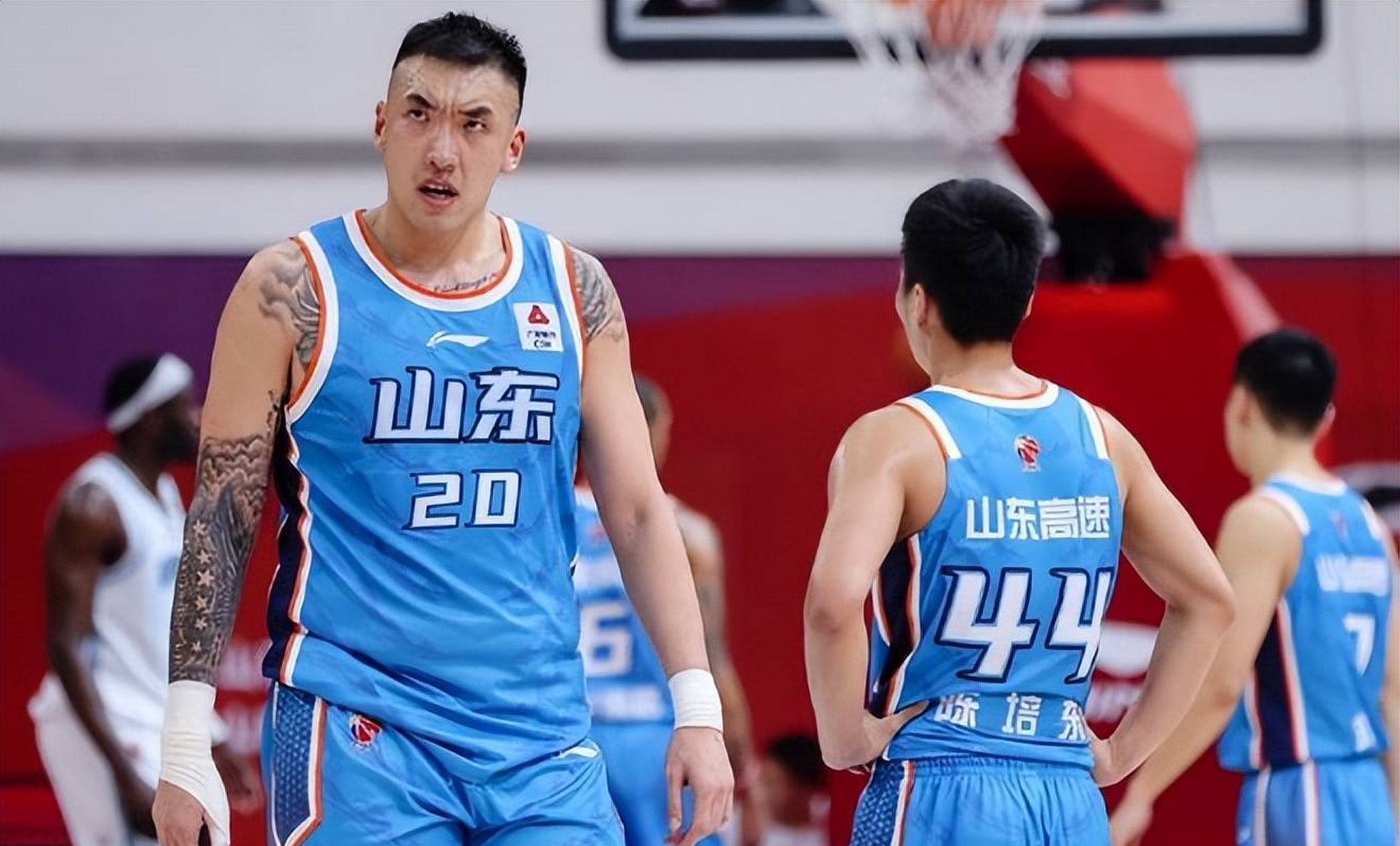 关于CBA季后赛集结日再迎强敌，尼斯单刀错失，主帅态度：质疑声仍在，临场指挥获称赞的信息