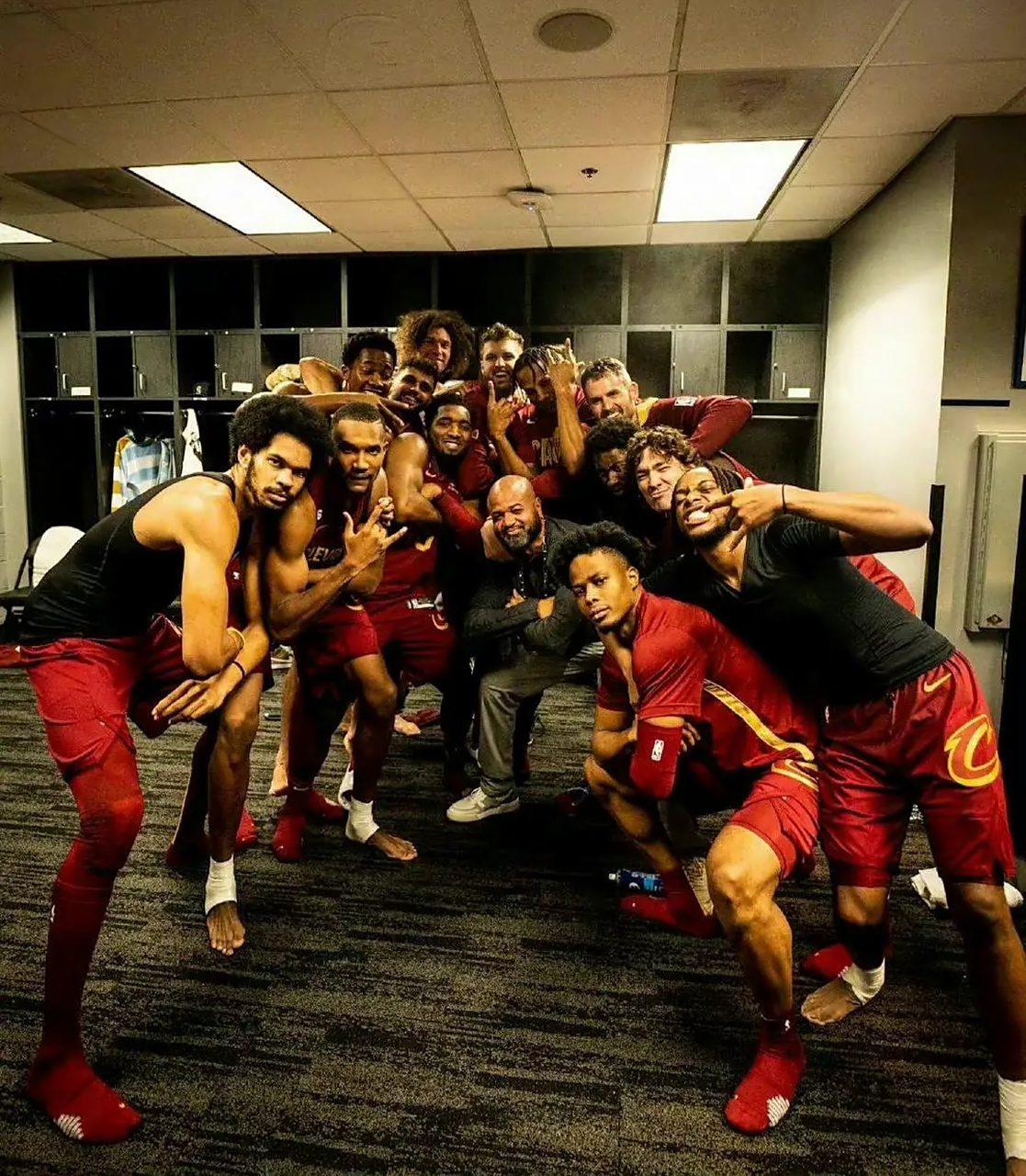 包含山东泰山训练开放日；今夜门线救险引欢呼；NBA季后赛在即；更衣室氛围转暖的词条-易游官网