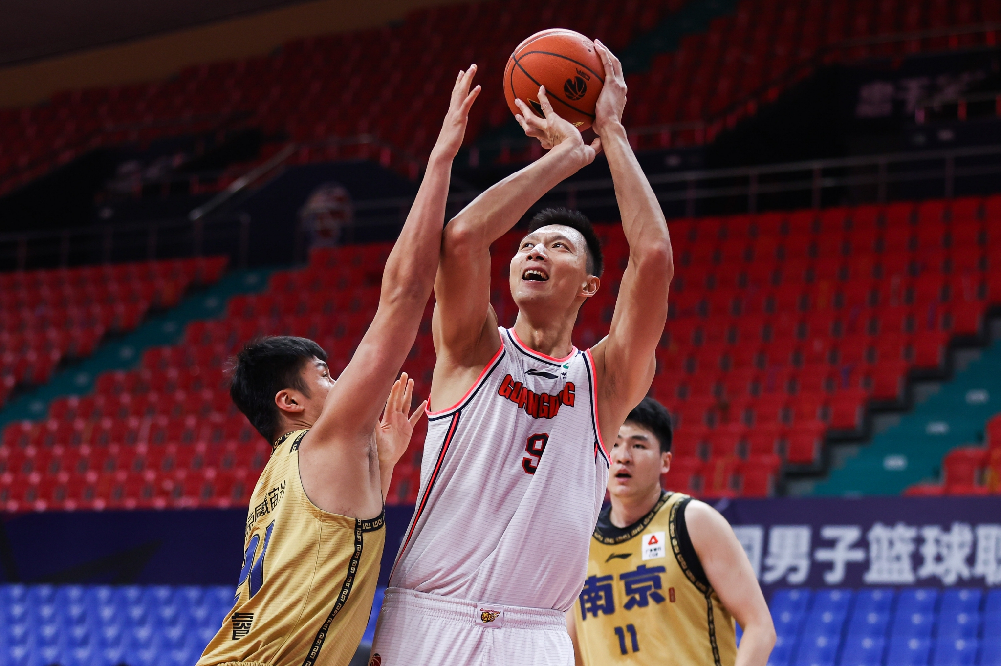 易游体育平台 -风云突变！曼联国际比赛日单刀错失；CBA季后赛版图或变；底气十足；阵容厚度经受考验的简单介绍